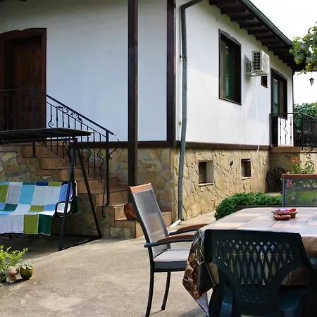 게스트하우스 къща речен шепот 3*