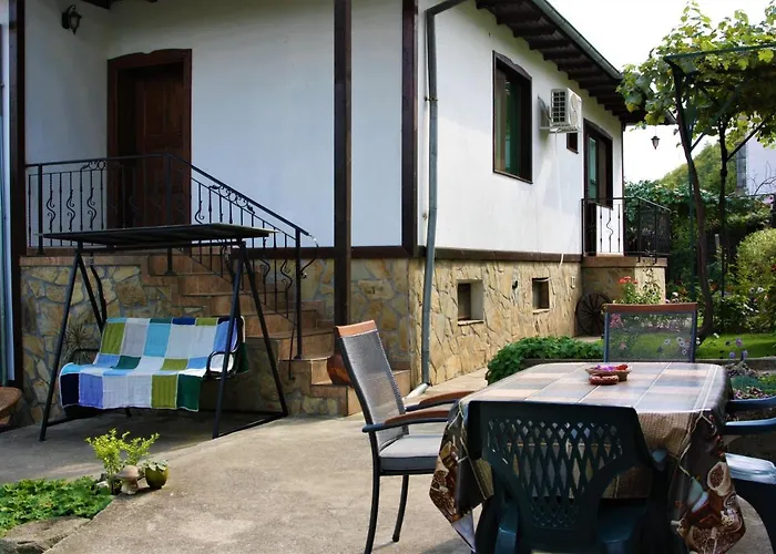 Affittacamere къща речен шепот 3*